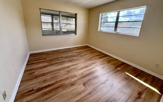 Building Photo - 241 Sheffield J