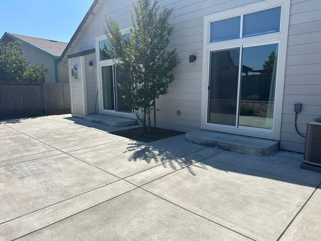 Building Photo - Coffey Park Charmer