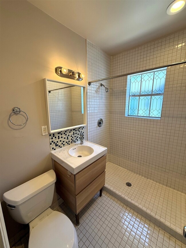 Building Photo - 1915 Binz St