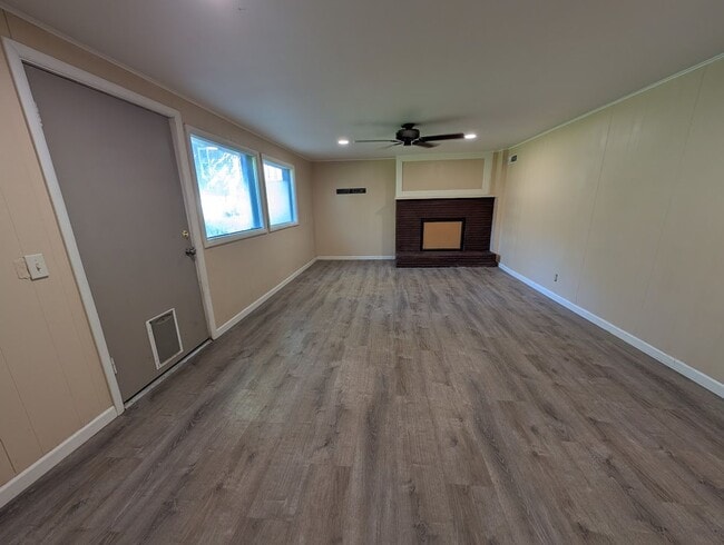 Building Photo - 3 bedroom 2 bath Pet-Friendly House with Amazing Backyard!