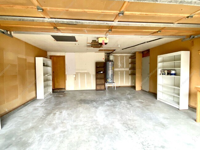 Building Photo - Bend Ranch-Style Home with Covered Patio &...