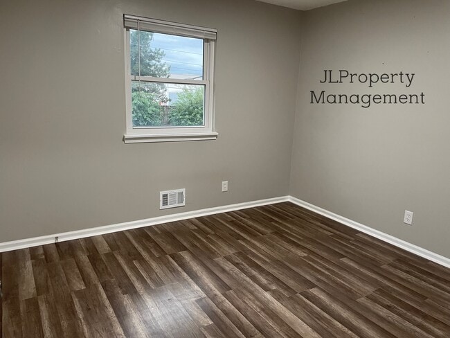 Building Photo - 931 SW Kingscross Rd