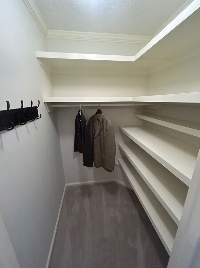 Building Photo - 5516 Lakeshore Dr