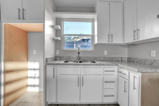 Building Photo - 2707 Sanders Ave
