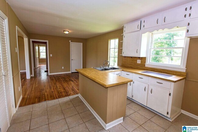 Building Photo - 901 28th Ave NE