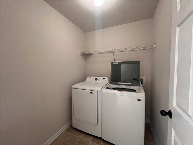 Building Photo - 4957 Sherwood Way