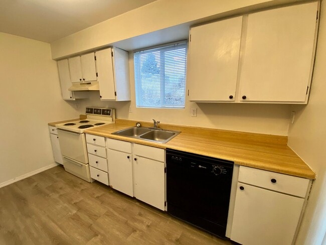 Building Photo - Hard to find 1 bdrm, 1 bath w/ garage!  1.7 miles from Sky Lakes Medical Center and Oregon Tech!