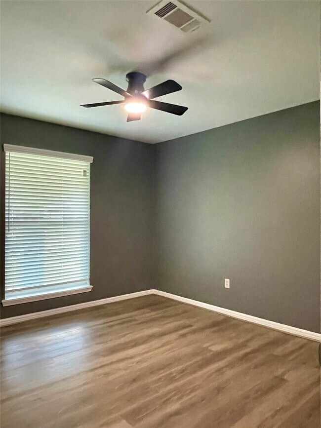 Building Photo - 9626 Hearthwood Dr