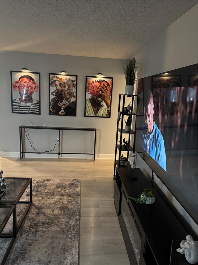 Building Photo - 4174 Inverrary Dr