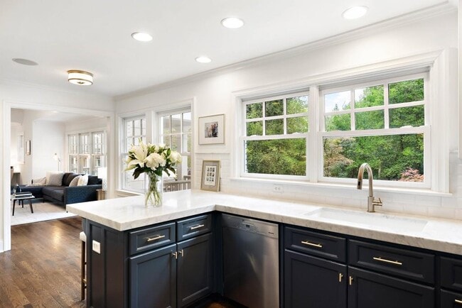 Building Photo - 1737 Barnesdale Way NE