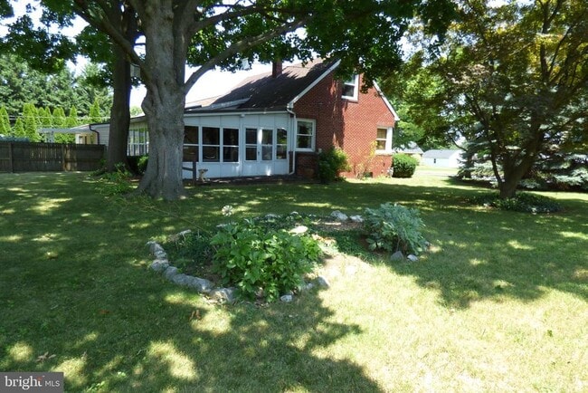 Building Photo - 430 Moul Ave