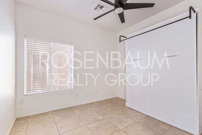 Building Photo - Gorgeous 3-bedrooms, 2-baths home in the d...