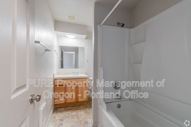 Building Photo - 760 Plymouth Dr NE