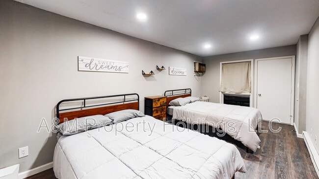 Building Photo - 3120 Greenbriar Dr