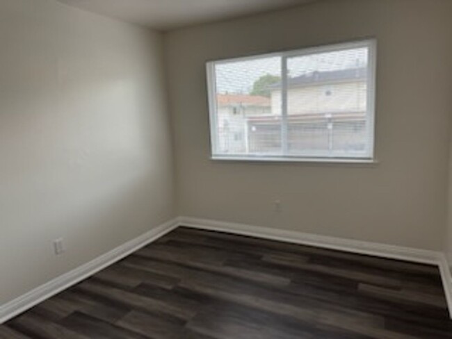 Building Photo - Upstairs Charming 2- bedroom condo