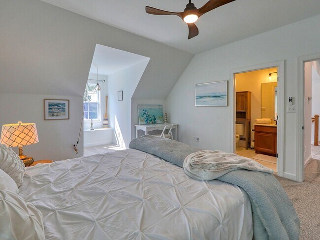 Building Photo - Spacious 3BR / 3.5BA Single family home • 2,500 Sq Ft • Baywood