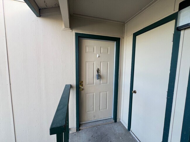 Building Photo - Two-bedroom upstairs apartment in Riverbank!