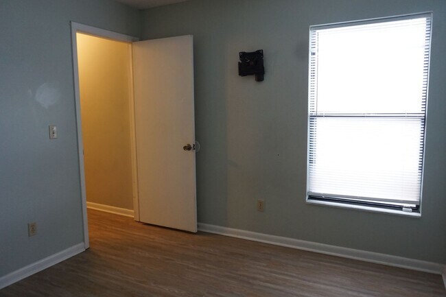 Building Photo - 5492 Pinehaven Ct
