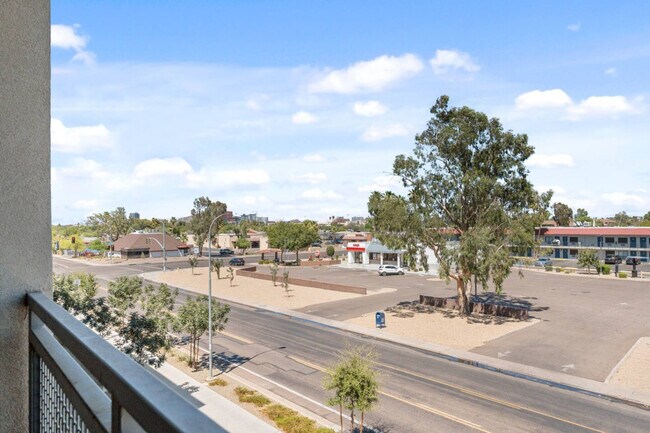 Building Photo - 711 W Broadway Rd