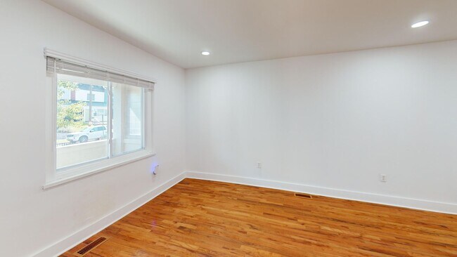Building Photo - Recently Renovated Stunning Two Bedroom/Three & a Half Bathroom for Rent