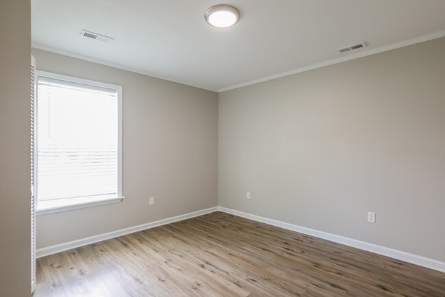 Building Photo - 3 Bedroom Home on Corner Lot