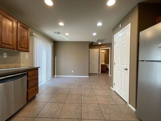 Building Photo - Spacious 3-Bedroom Home in the Northwest L...