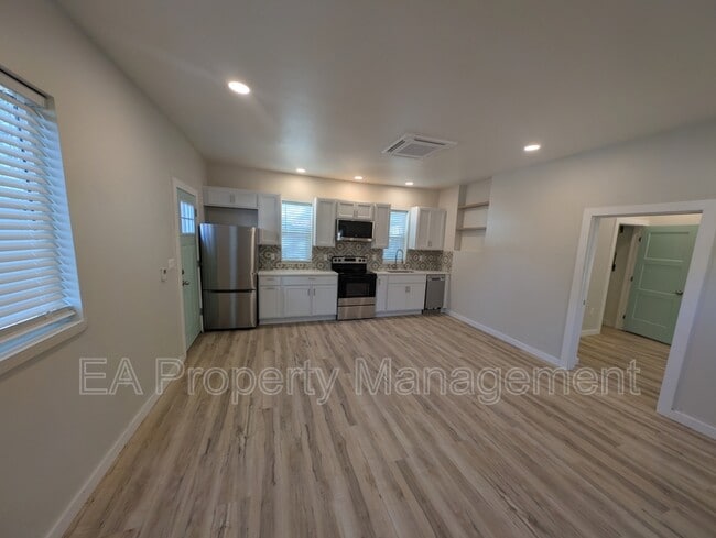 Primary Photo - 816 1/2 13th St NW