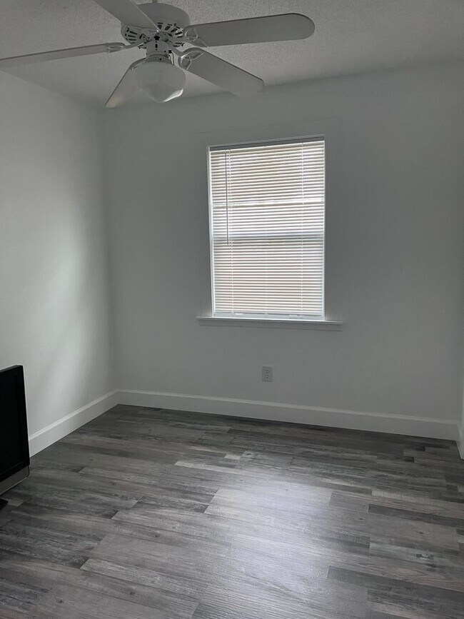 Building Photo - Beautiful furnished 2 bedroom 1 1/2 bath w...