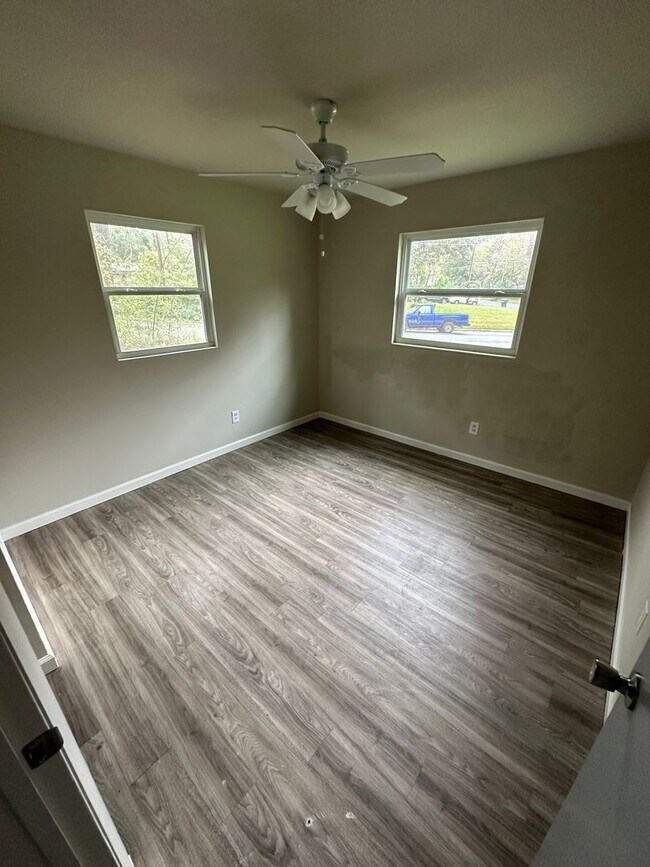 Building Photo - 3/1 on corner lot! Available now!