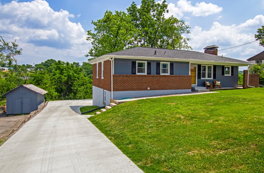 Building Photo - 2158 Brookview Dr