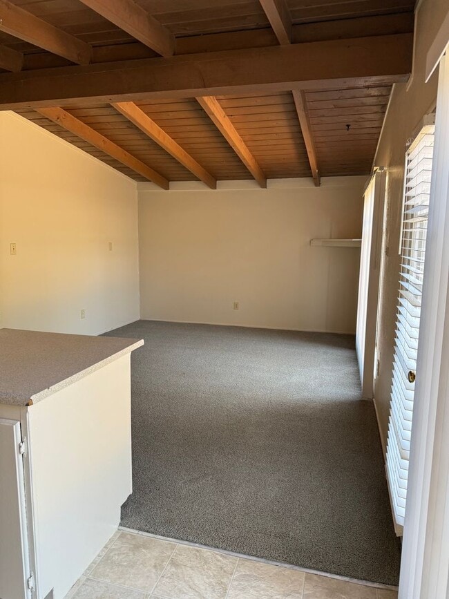 Building Photo - Charming Pet Friendly 3-Bedroom in Quiet C...