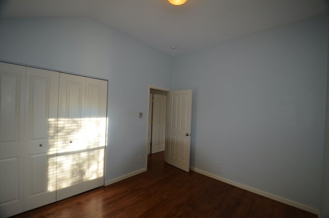 Building Photo - Great Location, Walk to Everything! Update...