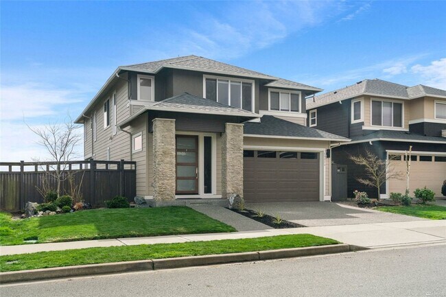 Building Photo - Beautiful 4 bed/2.5 bath dream home in Mon...