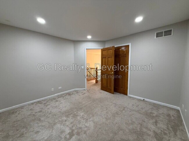 Building Photo - 882 Clarendon Ln