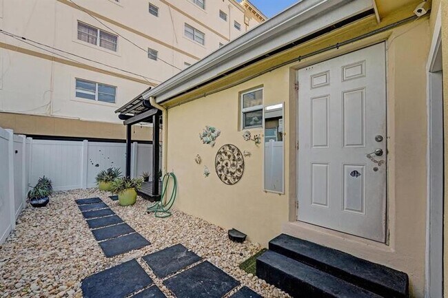 Building Photo - 2000 Jackson St