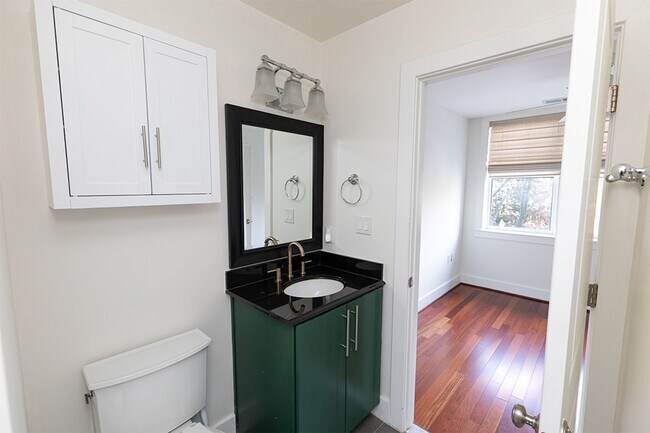 Building Photo - Chevy Chase Area One Bed, One Bath Condo R...