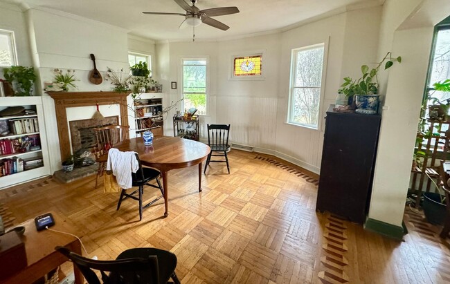 Building Photo - Newly renovated spacious 4 bedroom home in...