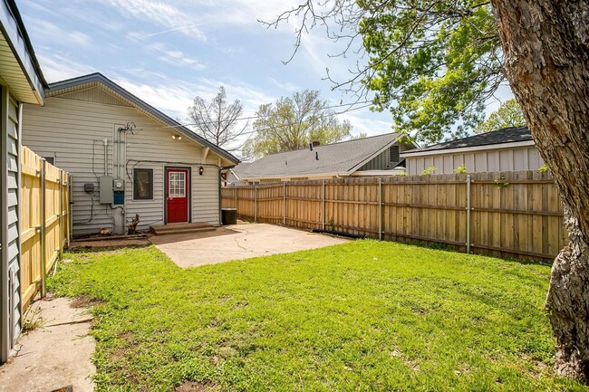 Building Photo - Well Maintained 3 Bed, 2 Bath in Establish...
