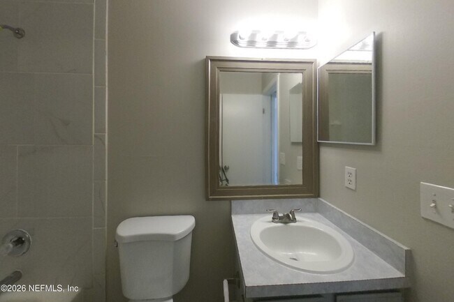 Building Photo - 606 Radnor Ln