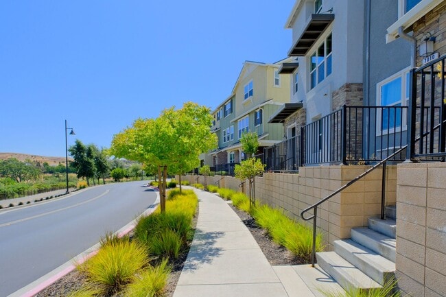 Building Photo - Beautiful end unit 4 bedroom condo in Dublin