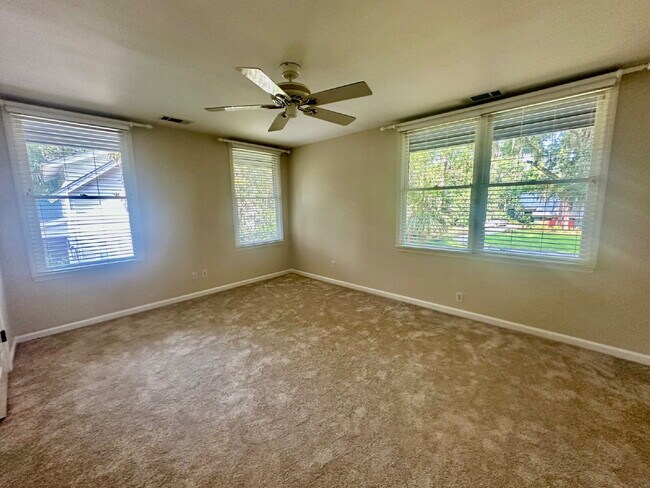 Building Photo - Amazing Four Bedroom Home Located Close to Alljoy Beach with Community Dock Access in Bluffton!