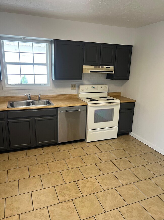 Building Photo - 111A Paintrock Ferry Rd, Kingston, TN 37763