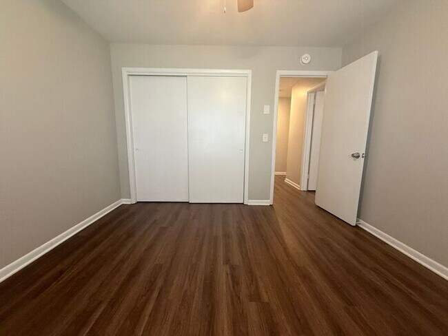 Building Photo - 2 Bedroom Unit was recently renovated. Liv...