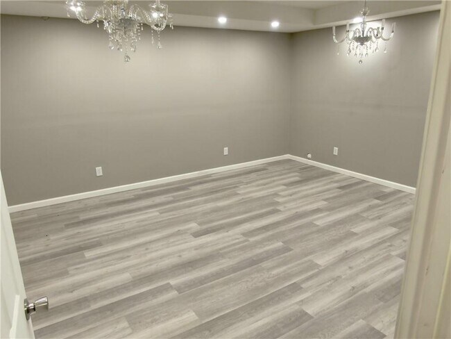 Building Photo - 4901 Planters Walk
