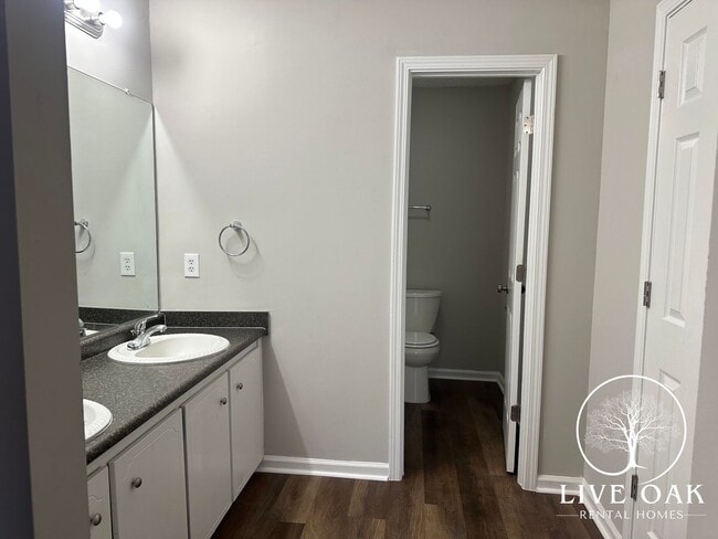 Building Photo - MOVE IN SPECIAL: $500 OFF 1ST MONTH'S RENT!**