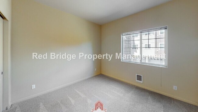 Building Photo - 10834 NE Holly St