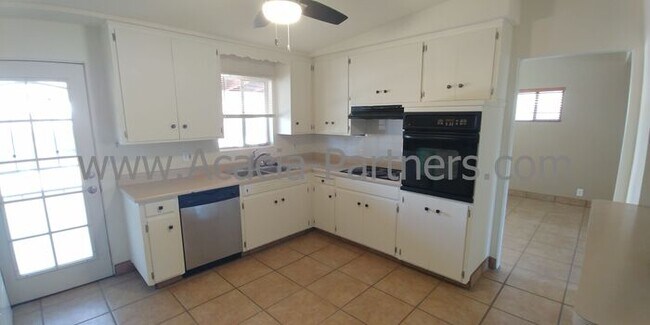 Building Photo - Centrally Located Three Bedroom/Two Bath Home