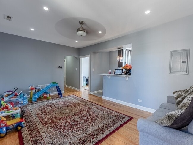 Building Photo - 5717 N Kimball Ave
