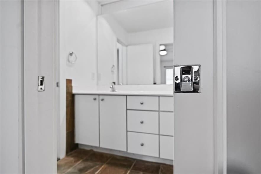 Building Photo - 920 Memorial Dr SE