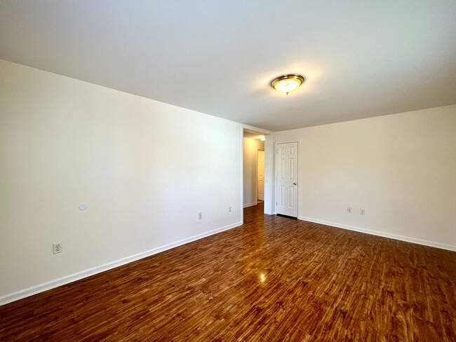 Building Photo - 3 Bedroom in West Asheville!
